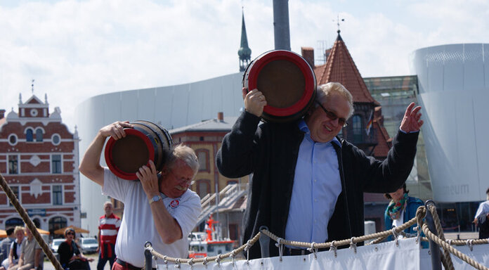 Beladen eines Hanseschiffes mit Bierfässern.