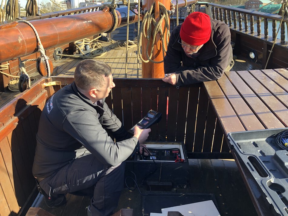 Service_Funktechnik_an_Bord