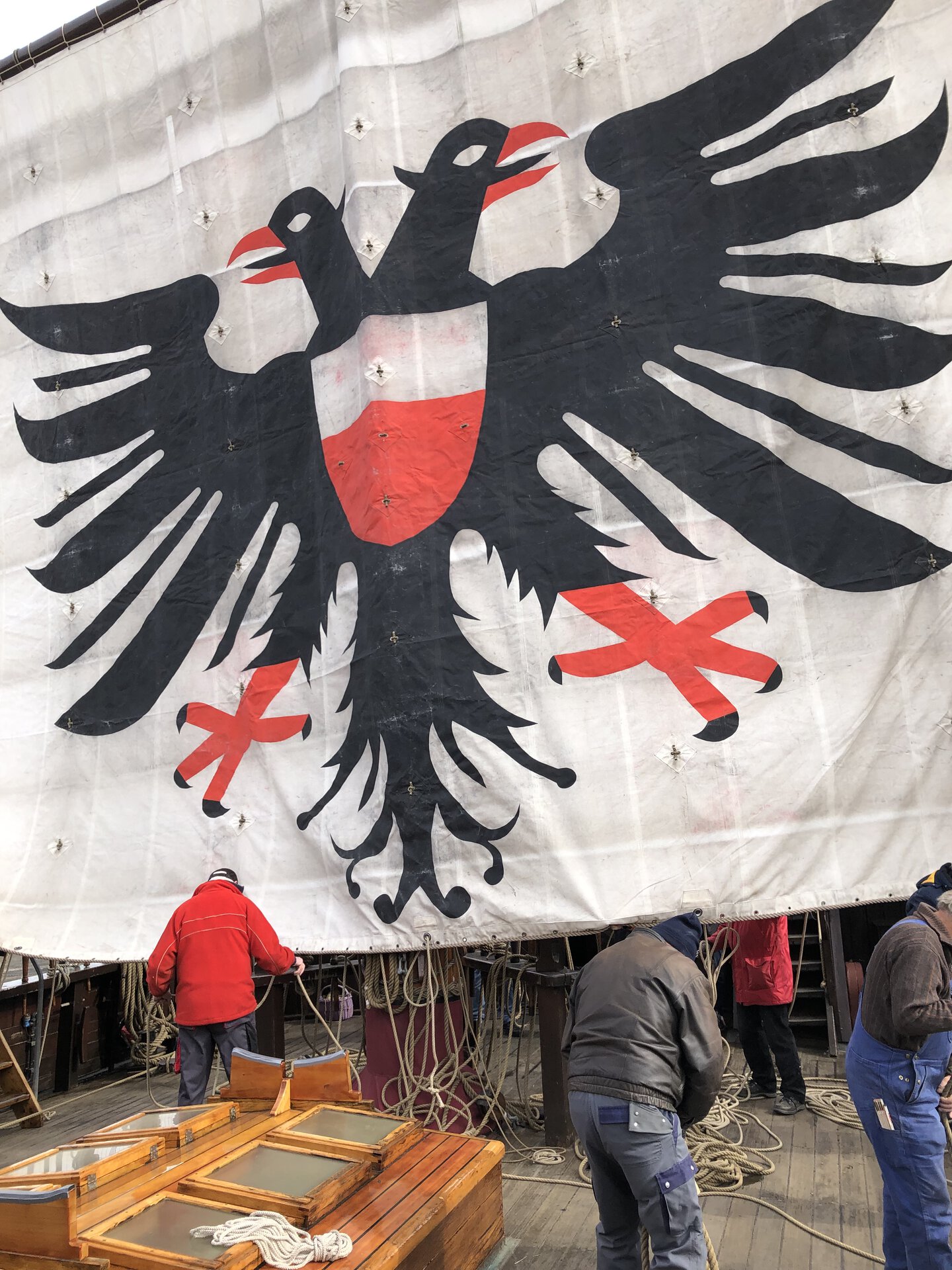 Langsam erhebt sich der Adler Langsam_erhebt_sich_der_Adler