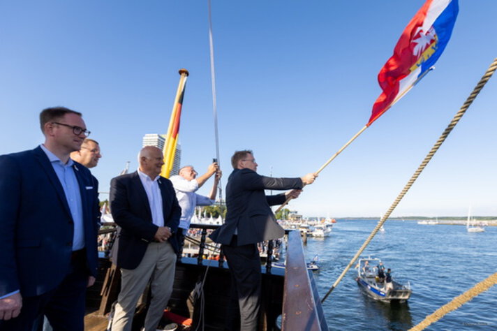 9_Ministerpraesident_gibt_das_Startsignal