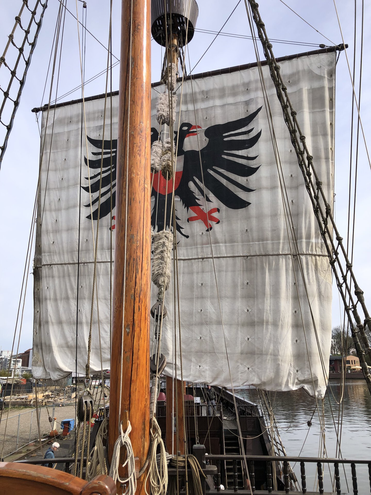 Grosssegel gesetzt Grosssegel_gesetzt