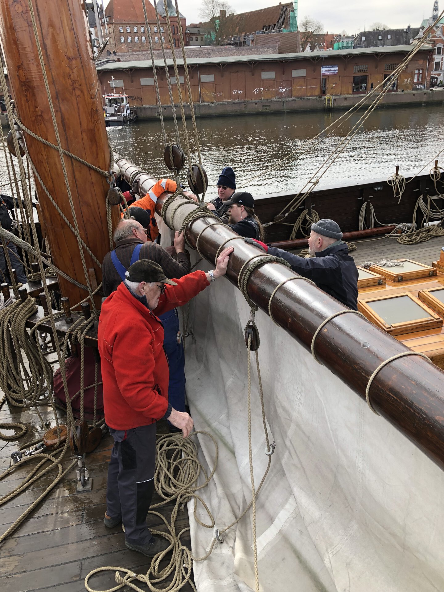 Anschlagen des Grosssegels an die Rah Anschlagen_des_Grosssegels_an_die_Rah