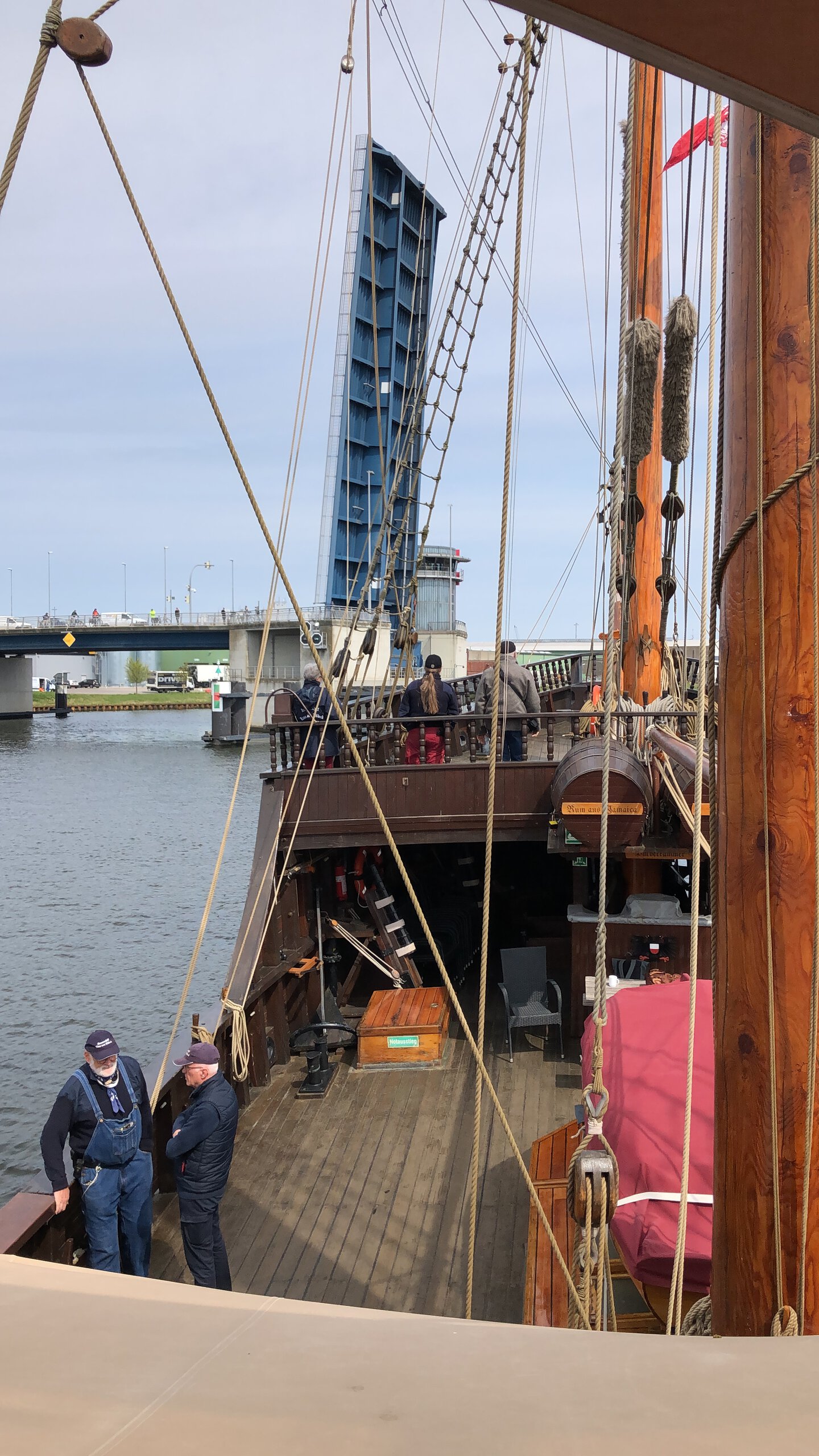 Erik-Warburg-_Bruecke_voraus