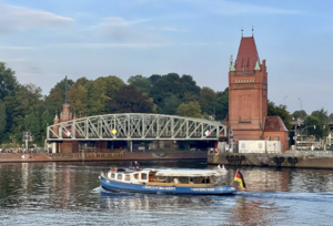 Barkasse_vor_Hubbruecke